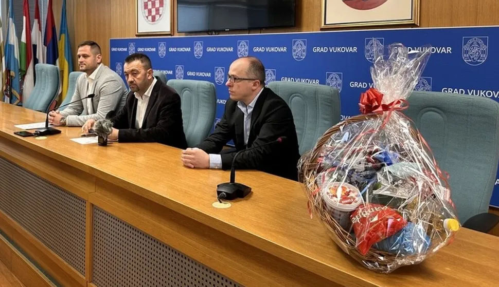 Dogradonačelnik Filip SušacGradonačelnik Marijan PavličekPročelnik Josip Palošnajava isplate božićnica umirovljenicima