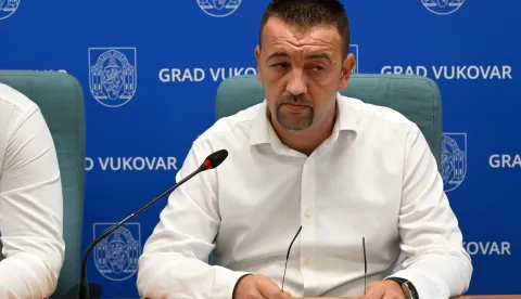 Vukovar, 10.09.2025. - Gradonačelnik Grada Vukovara Marijan Pavliček i zamjenik gradonačelnika Filip Sušac održali su press konferenciju za medije na temu "Financijska situacija Grada Vukovara''. Na fotografiji Marijan Pavliček. foto HINA/ Gordan Panić/ tm