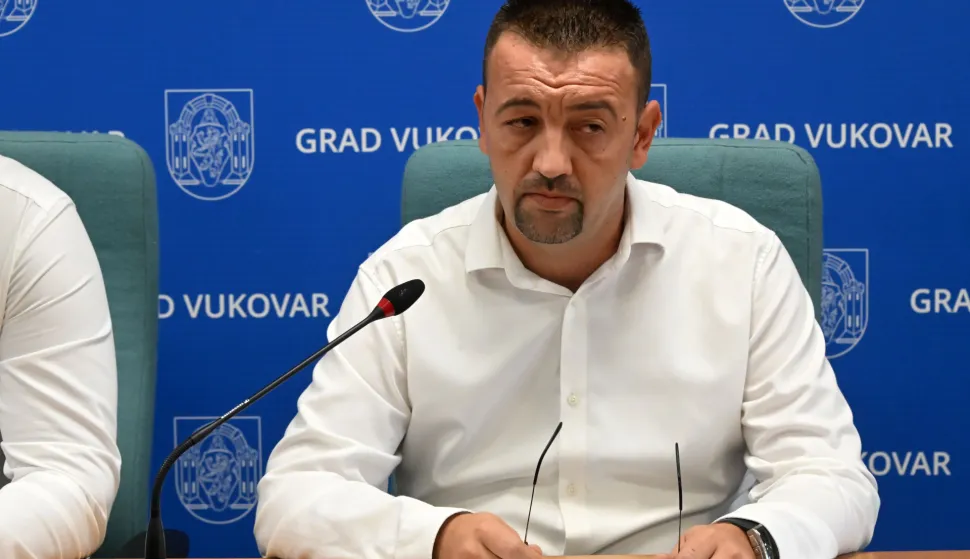 Vukovar, 10.09.2025. - Gradonačelnik Grada Vukovara Marijan Pavliček i zamjenik gradonačelnika Filip Sušac održali su press konferenciju za medije na temu "Financijska situacija Grada Vukovara''. Na fotografiji Marijan Pavliček. foto HINA/ Gordan Panić/ tm