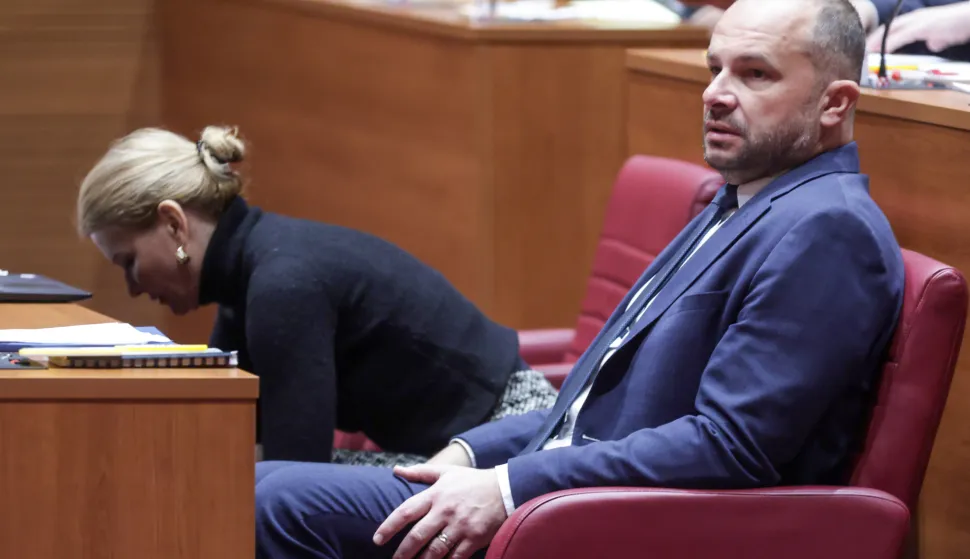 Zagreb, 27.11.2025.- Nastavak 8. sjednice Hrvatskog sabora, koja je započela raspravom o Prijedlogu državnog proračuna Republike Hrvatske za 2026. godinu i projekcija za 2027. i 2028. godinu te prijedlozima financijskih planova izvanproračunskih korisnika za 2026. godinu i projekcija planova za 2027. i 2028. godinu. Na fotografiji Siniša Hajdaš Dončić.foto HINA/ Admir BULJUBAŠIĆ/ abu