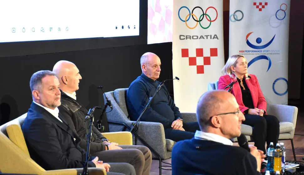 Osijek, 27.11.2025.- Zavr?ni dan HOO-ove Godi?nje konferencije u Osijeku iznova je ponudio prezentacije i panele, na kojima su iskustva iz trofejnih karijera podijelili i eminentni hrvatski treneri na skupu u Koncertnoj dvorani Franjo Kre?ma u Osijeku. foto HINA/ HOO/ ua