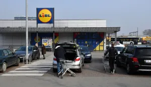 07.02.2025., Slavonski Brod - Znatno manje kupaca i vozila na parkiralistima trgovackih centara. Lidl Photo: Ivica Galovic/PIXSELL
