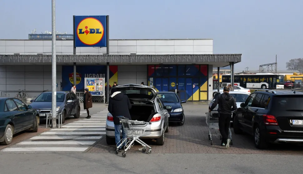 07.02.2025., Slavonski Brod - Znatno manje kupaca i vozila na parkiralistima trgovackih centara. Lidl Photo: Ivica Galovic/PIXSELL