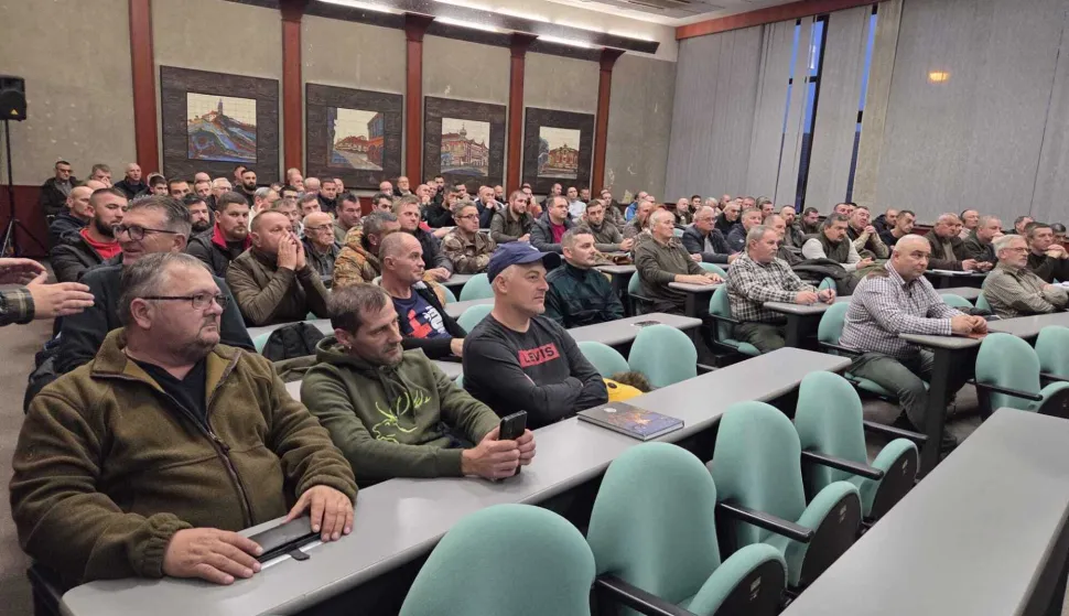 VINKOVCIU Vinkovcima je održana edukativna radionica o novim elektroničkim dopuštenjima za lov i digitalnim zapisnicima o obavljenom lovu u sustavu Središnje lovne evidencije. Riječ je o značajnom iskoraku u digitalizaciji lovstva, budući da od 1. travnja 2026. godine papirnata izdavanja lovnih dopuštenja odlaze u povijest jer će se sva dokumentacija ubuduće voditi isključivo elektronički.studeni 2025.