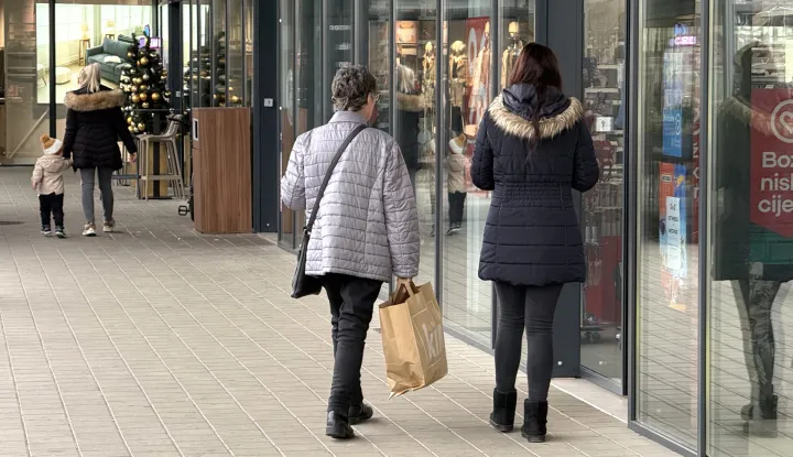 Osijek, 28. 11. 2025., Crni petak, Black friday, popust, sniženja, kupovina; shopping; kupovna moćSNIMIO BRUNO JOBST