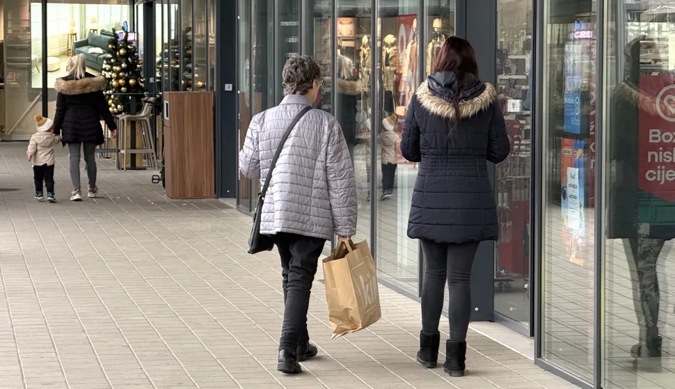 Osijek, 28. 11. 2025., Crni petak, Black friday, popust, sniženja, kupovina; shopping; kupovna moćSNIMIO BRUNO JOBST