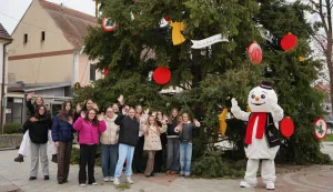 VINKOVCI - Veliku, 15-metarsku božićnu jelku na Trgu bana Šokčevića ukrasili su učenici vinkovačke OŠ Ivana Mažuranića ukrasima koje su izradili sa svojim učiteljicama i nastavnicama.2025.