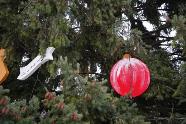 VINKOVCI - Veliku, 15-metarsku božićnu jelku na Trgu bana Šokčevića ukrasili su učenici vinkovačke OŠ Ivana Mažuranića ukrasima koje su izradili sa svojim učiteljicama i nastavnicama.2025.