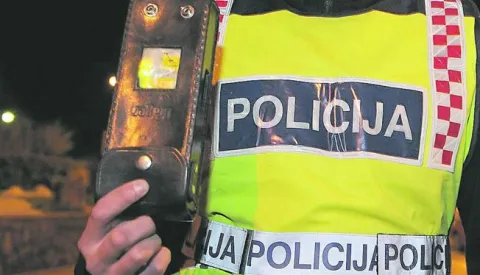 RIJEKA,10.04.2010.CRNAPROMETNA POLICIJA (ILUSTRACIJA POLICIAJAC, POLICIJA, PROMET...)AKCIJA NOĆ BEZ ALKOHOLA KONTROLA PROMETA, ALKOHOLIZIRANOSTI, BRZINE I ISPRAVNOSTI DOKUMENATA,NA FOTO POLICAJAC IVIĆ DOMINIK ALKOTESTSNIMIO SERGEJ DRECHSLER