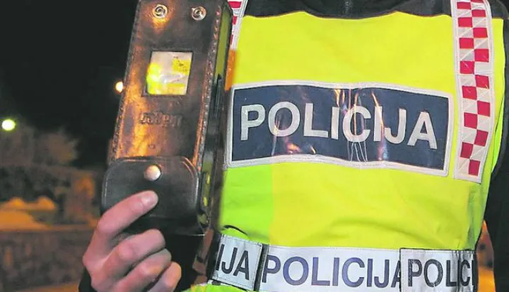 RIJEKA,10.04.2010.CRNAPROMETNA POLICIJA (ILUSTRACIJA POLICIAJAC, POLICIJA, PROMET...)AKCIJA NOĆ BEZ ALKOHOLA KONTROLA PROMETA, ALKOHOLIZIRANOSTI, BRZINE I ISPRAVNOSTI DOKUMENATA,NA FOTO POLICAJAC IVIĆ DOMINIK ALKOTESTSNIMIO SERGEJ DRECHSLER