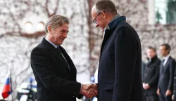 epa12554422 German Chancellor Friedrich Merz (R) welcomes Slovenia's Prime Minister Robert Golob (L) at the Chancellery in Berlin, Germany, 28 November 2025. EPA/FILIP SINGER