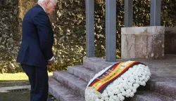 epa12555135 German President Frank-Walter Steinmeier lays a wreath in tribute to the victims of Nazi Germany's bombings of the town of Gernika in 1937, in front of a memorial in Gernika, Basque Country, northern Spain, 28 November 2025. Steinmeier is on his last day of an official visit to the country. EPA/MIGUEL TONA/POOL