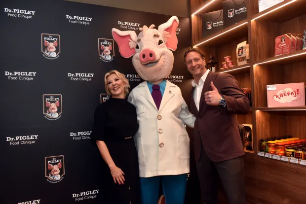 Zagreb, 28.11.2025 (zadnja) - Dr.Pigley otvorio prodavaonicu delikatesnih cvaraka u Radicevoj ulici, na slici Andrea i Miro.foto Davor Kovaceviczadnja