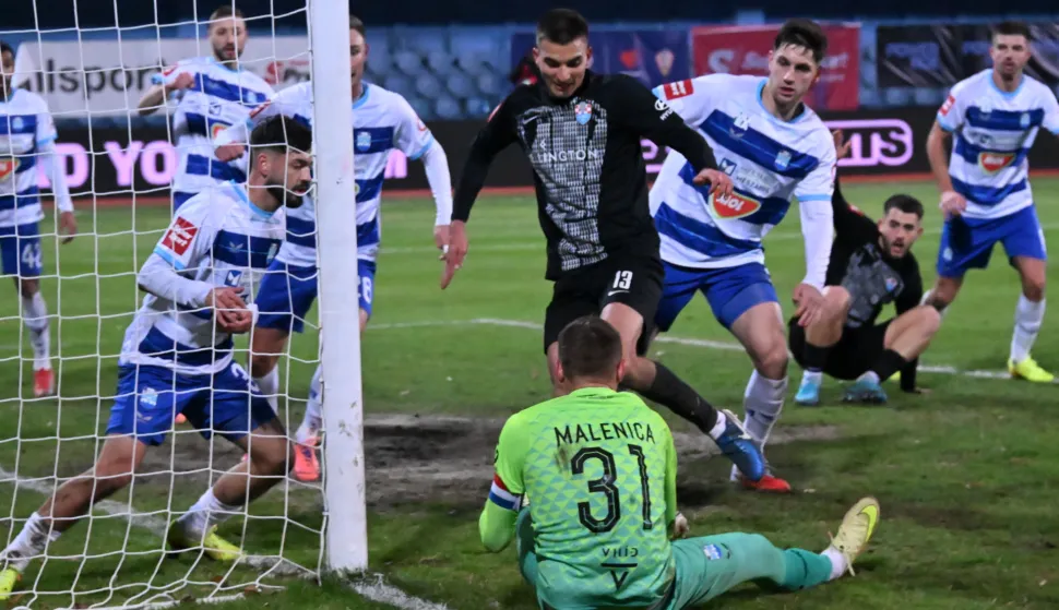 Vinkovci, 28.11.2025. - Susret 15. kola hrvatskog nogometnog prvenstva Vukovar 1991 - Osijek. foto HINA/ Gordan Pani?/ gp