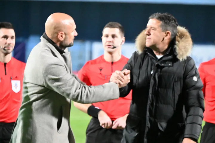 Vinkovci, 28.11.2025. - Susret 15. kola hrvatskog nogometnog prvenstva Vukovar 1991 - Osijek. Na fotografiji ?eljko Sopi? i Silvijo ?abraja. foto HINA/ Gordan Pani?/ gp