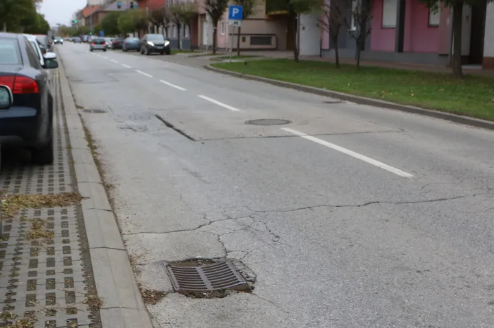 Osijek, 28. 11. 2025, Ulica Adama Reisnera u Osijeku, je devastirana zahvaljujući mnogobrojnim i dugotrajnim radovima u centru je zahvaljujući preusmeravanju prometa u nju devastirana do neprepoznatljivosti. Jedna od gorijih dionica je između Ulice Sv. Ane i Dubrovačke...snimio GOJKO MITIĆ