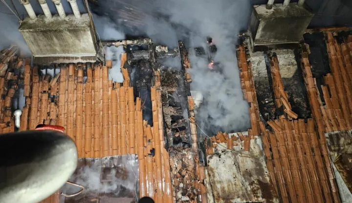 Veliki požar koji je noćas izbio u potkrovlju zgrade u Zanonovoj ulici, a kojim je bilo zahvaćeno nekoliko stanova, ima, nažalost, tragičan ishod.