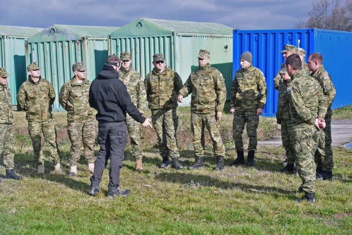 Početak provođenja temeljnog vojnog osposobljavanja podrazumijeva niz pripremnih aktivnosti kako bi sve bilo spremno za prihvat i neometan tijek obuke ročnika u vojarnama u Požegi, Slunju i Kninu.Radi &scaron;to kvalitetnije i sadržajnije provedbe temeljnog vojnog osposobljavanja za instruktore Bojne za temeljnu vojnu obuku, koji će obučavati buduće ročnike na temeljnom vojnom osposobljavanju, provedena je obuka iz područja bliske borbe &ndash; samoobrane Krav Maga i radionica upotrebe simulatora za FPV dron (First Person View).