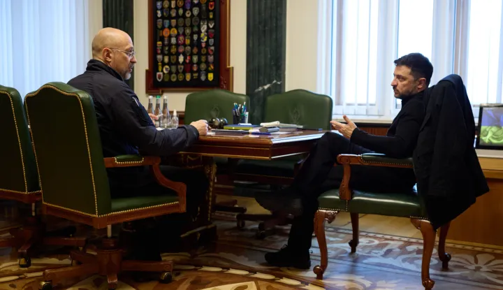 KIJEV, 29. studenoga 2025. (Hina/Reuters) - Ukrajinski predsjednik Volodimir Zelenskij izjavio je u subotu da je izaslanstvo na čelu s tajnikom vijeća sigurnosti Rustemom Umerovom na putu za Sjedinjene Države kako bi nastavilo pregovore o sporazumu o okončanju rata s Rusijom.