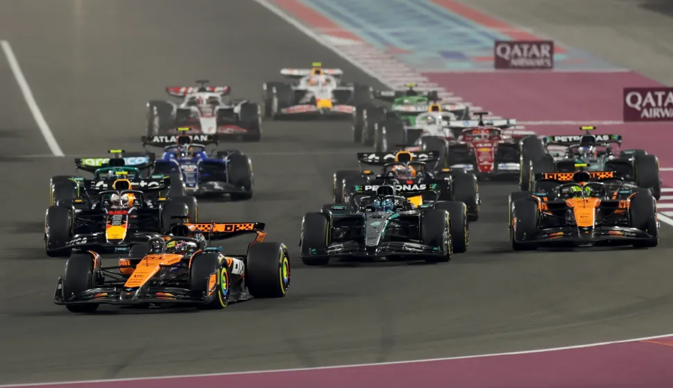 epa12557060 McLaren driver Oscar Piastri (L front) of Australia leads shortly after the start of the Sprint race of the Formula One Qatar Grand Prix at the Lusail International Circuit racetrack outside Doha, Qatar, 28 November 2025. The Formula 1 Qatar Grand Prix will be held on 30 November 2025. EPA/ALI HAIDER