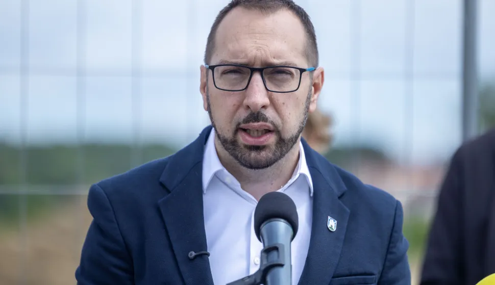 Zagreb, 17.6.2025 - Gradonačelnik Grada Zagreba Tomislav Tomašević (na slici) i zamjenici gradonačelnika Danijela Dolenec i Luka Korlaet obišli su radove na izgradnji produžetka Ulice Klin i održali redovnu konferenciju za medije. Foto Hina/ Dario GRZELJ/ dag