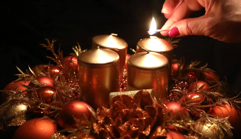 03.12.2023., Sibenik - Na prvu nedjelju dosasca u nasim domovima pali se na adventskom vijencu prva adventska svijeca, svijeca nade. Nazivaju je jos i postilica ili prorocanska u sjecanje na proroka Izaiju koji je prorokovao Kristovo rodjenje. Photo: Dusko Jaramaz/PIXSELL