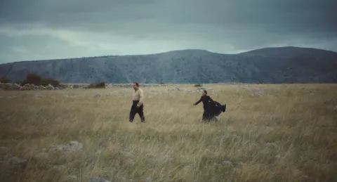 Alegorija o krivnji, strahu i slobodi žene u novoj sredini