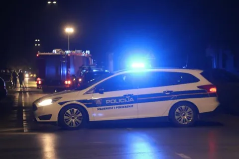 Osijek, 10. 04. 2021, Retfala, Kolodvorska ulica, pozar na obiteljskoj kuci. Intervencija, vatrogasci, policija.snimio GOJKO MITIC 