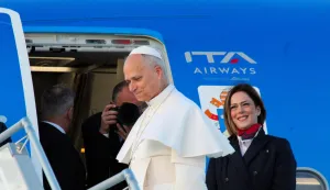 epa12551923 A handout photo made available by Vatican Media shows Pope Leo XIV arriving at Fiumicino Airport, from where, aboard an ITA Airways Airbus A320neo, he will fly to Ankara to begin his first apostolic journey abroad to Turkey and Lebanon, in Fiumicino, Italy, 27 November 2025. EPA/VATICAN MEDIA/TELENEWS/HANDOUT ANSA/TELENEWS+++ ANSA PROVIDES ACCESS TO THIS HANDOUT PHOTO TO BE USED SOLELY TO ILLUSTRATE NEWS REPORTING OR COMMENTARY ON THE FACTS OR EVENTS DEPICTED IN THIS IMAGE - NO ARCHIVING - NO LICENSING - NPK +++HANDOUT EDITORIAL USE ONLY/NO SALES