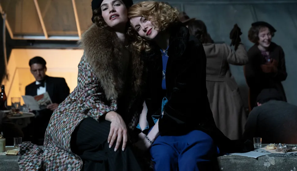 Picture Shows: Episode 2, Linda (Lily James) and Fanny (Emily Beecham) in The Pursuit of Love, photographer Robert Viglasky"U potrazi za ljubavlju"
