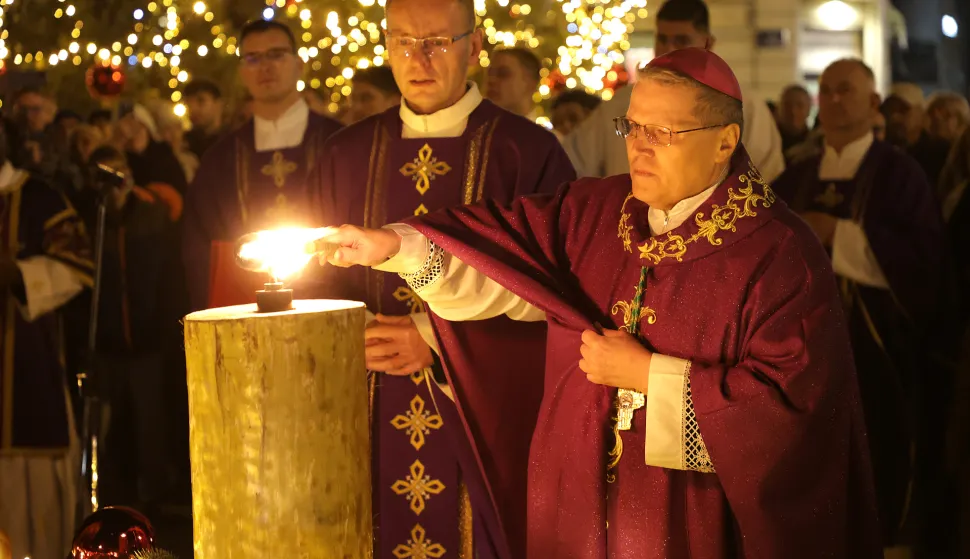 Osijek, 30. 11. 2025., Trg Ivana Pavla II, Konkatedrala, sveta misa, misa, došašće, paljenje prve adventske svijeće, adventska svijeća, Đuro HranićSNIMIO BRUNO JOBST
