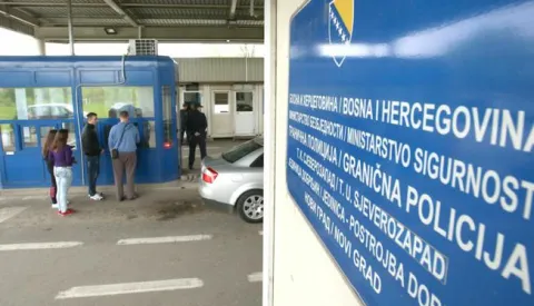 17.04.2015., Hrvatska Kostajnica - Granicni prijelaz u Hrvatskoj Kostajnici. Zbog nedostatka zemljista na bosanskohercegovackoj strani granice, policija i carinska sluzba BiH smjesteni su na hrvatskom teritoriju. Kako su cijene benzina, kucnih potrepstina te hrane osjetno nize u Bosanskoj Kostajnici, veliki broj gradjana iz Hrvatske Kostajnice, Siska i Petrinje odlazi u dnevnu nabavu i kupnju na bosansku stranu. Najvise se kupuju cigarete, te alkoholna pica, pivo a nemali broj gradjana kupuje i kruh cija je cijena oko 3 kune. Gajba piva krece se izmedju sezdeset i osamdeset kuna, a kako navode mjestani i ono malo mladih koje je ostalo na hrvatskoj strani svoje vecernje izlaske provode na bosankoj strani u njihovim klubovima i kaficima. Photo: Robert Anic/PIXSELL------kolor 2x noosti