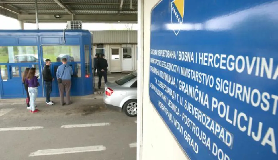 17.04.2015., Hrvatska Kostajnica - Granicni prijelaz u Hrvatskoj Kostajnici. Zbog nedostatka zemljista na bosanskohercegovackoj strani granice, policija i carinska sluzba BiH smjesteni su na hrvatskom teritoriju. Kako su cijene benzina, kucnih potrepstina te hrane osjetno nize u Bosanskoj Kostajnici, veliki broj gradjana iz Hrvatske Kostajnice, Siska i Petrinje odlazi u dnevnu nabavu i kupnju na bosansku stranu. Najvise se kupuju cigarete, te alkoholna pica, pivo a nemali broj gradjana kupuje i kruh cija je cijena oko 3 kune. Gajba piva krece se izmedju sezdeset i osamdeset kuna, a kako navode mjestani i ono malo mladih koje je ostalo na hrvatskoj strani svoje vecernje izlaske provode na bosankoj strani u njihovim klubovima i kaficima. Photo: Robert Anic/PIXSELL------kolor 2x noosti