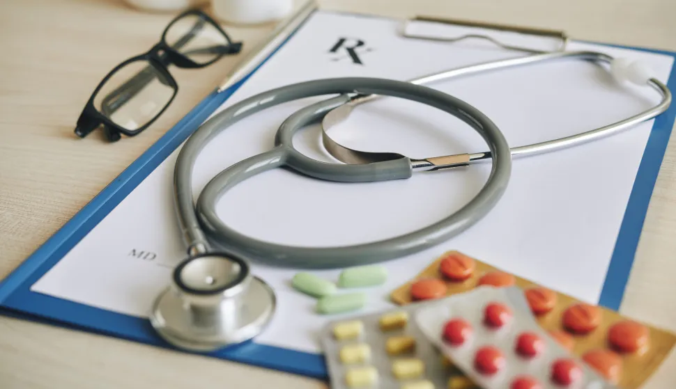 Stethoscope and medicine on prescription document on doctors tabledoktor ordinacija ilustracija freepik