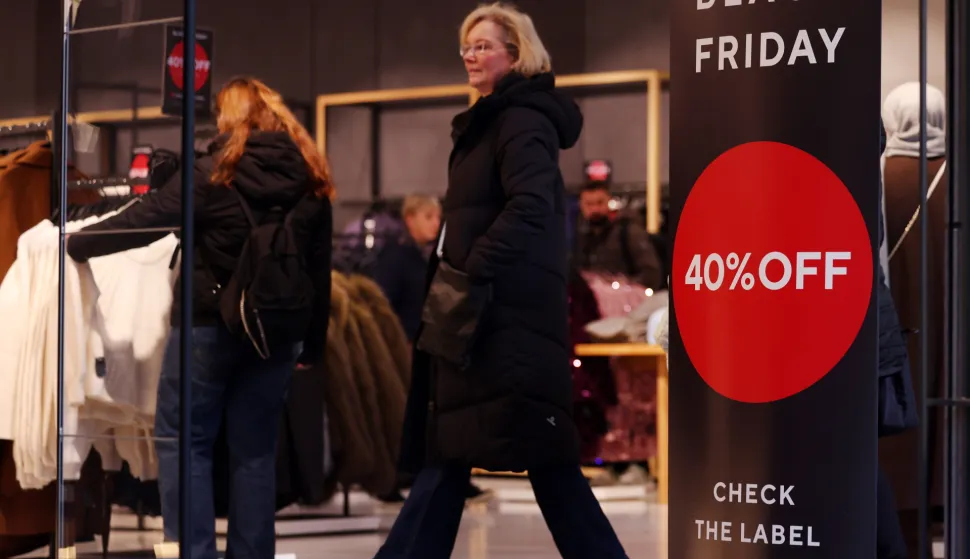 epa12555077 Shoppers on Oxford Street during Black Friday sales in London, Britain, 28 November 2025. Shoppers have flocked to London's high streets in their numbers seeking bargain sales during Black Friday. EPA/ANDY RAIN