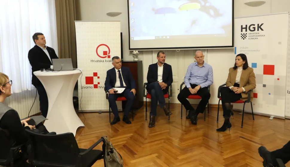 Osijek, 01. 12. 2025, Hrvatska gospodarska komora, županiska komora Osijek, HGK Osijek. Forum o franšizama HGK. Aleksandra Erceg, Ivica Sabo, Boris Čagalj, Jurica Jukić i Anita Markota Štriga.snimio GOJKO MITIĆ 