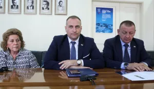 Zagreb, 18.07.2025 - Izvanredna tiskovna konferencija povodom prvog pozitivnog nalaza na bedrenicu na području Vrlike podno Svilaje, u Hrvatskom veterinarskom institutu. Na slici potpredsjednik Vlade i ministar poljoprivrede, šumarstva i ribarstva David Vlajčić (C), ravnateljica Hrvatskog veterinarskog instituta Andrea Humski (L), državni tajnik u Ministarstvu poljoprivrede, šumarstva i ribarstva Ivan Matijević (D).foto HINA/ Damir SENČAR/ ds