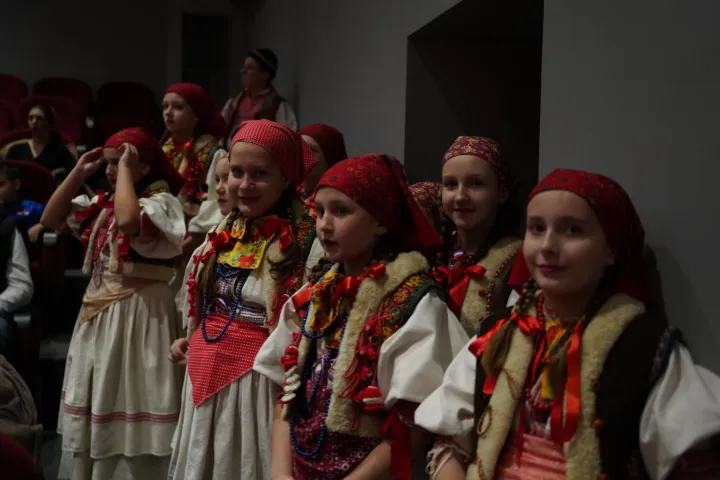 VINKOVCIU dvorani GK-a Joza Ivakić pred velikim brojem zaljubljenika u folklor i tradiciju održan je 24. Festivala folklora "Robert Bajtal", manifestacija u organizaciji vinkovačkog Folklornog ansambla "Lisinski", koji se već gotovo četvrt stoljeća bogatim programom prisjeća svog nekada&scaron;njeg člana i voditelja FA "Lisinski", tragično preminulog na radnom mjestu, u eksploziji bombe u vinkovačkoj Po&scaron;ti gdje je bio zaposlenik.STUDENI 2025.