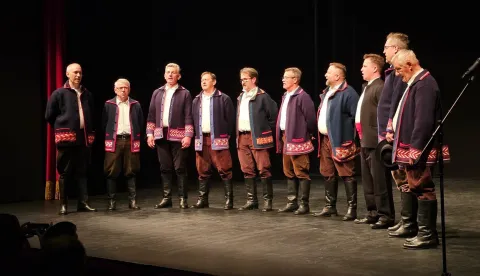 VINKOVCIU dvorani GK-a Joza Ivakić pred velikim brojem zaljubljenika u folklor i tradiciju održan je 24. Festivala folklora "Robert Bajtal", manifestacija u organizaciji vinkovačkog Folklornog ansambla "Lisinski", koji se već gotovo četvrt stoljeća bogatim programom prisjeća svog nekada&scaron;njeg člana i voditelja FA "Lisinski", tragično preminulog na radnom mjestu, u eksploziji bombe u vinkovačkoj Po&scaron;ti gdje je bio zaposlenik.STUDENI 2025.