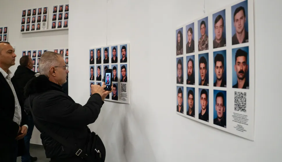 Osijek, 01. 12. 2025., Izložba Na braniku grada - da se ne zaboravi u organizaciji Udruge veterana 106. brigade, Galerija Foto Art izložba; 106 brigada; veterani; fotografije