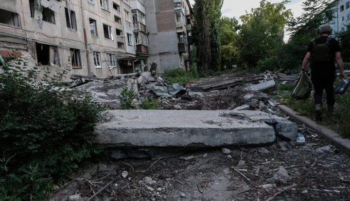 epa12170503 A street in the Ukrainian city of Myrnohrad on the Pokrovsk (Donetsk) frontline is completely shelled, 11 June 2025. The city has been heavily besieged for months by Russian troops, who are already within five kilometres. EPA/Maria Senovilla
