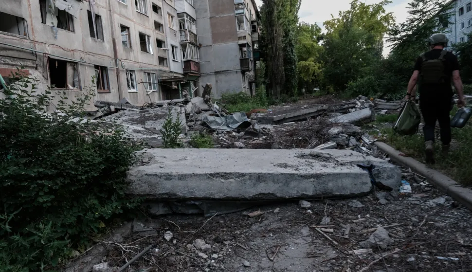 epa12170503 A street in the Ukrainian city of Myrnohrad on the Pokrovsk (Donetsk) frontline is completely shelled, 11 June 2025. The city has been heavily besieged for months by Russian troops, who are already within five kilometres. EPA/Maria Senovilla