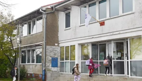 Prokišnjavanje Osnovne škole »Fran Franković«, na koje je Grad Rijeka reagirao tek nakon prošlotjednog upozorenja našeg lista, nije jedini problem te osnovnoškolske ustanove. Riječ je jedinoj riječkoj školi koja nastavu održava u dvije smjene, a da bi za dvije godine prešla na planiranu cjelodnevnu nastavu, drenovska škola treba novu zgradu.