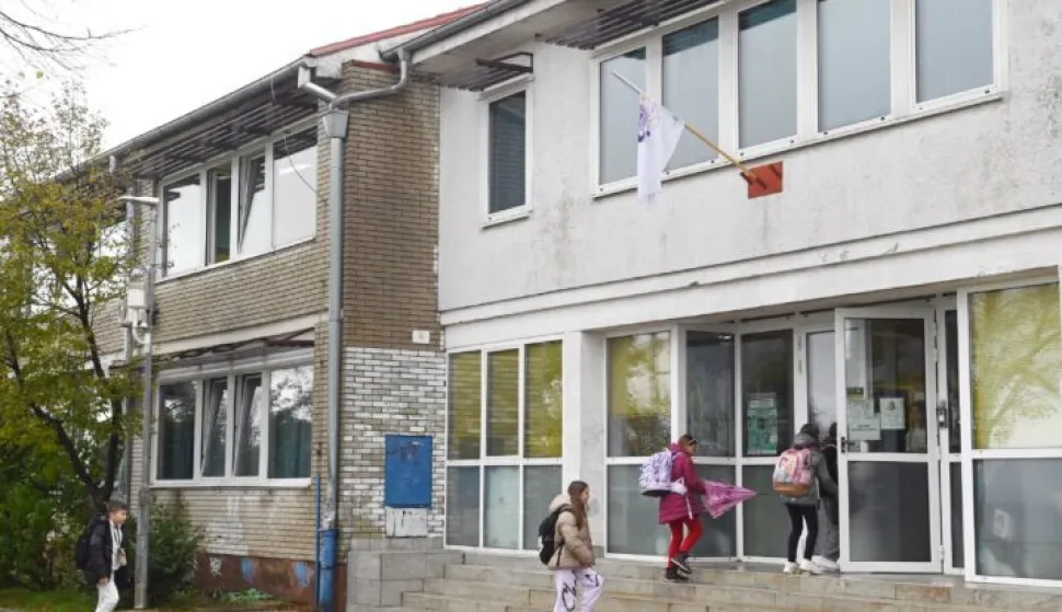 Prokišnjavanje Osnovne škole »Fran Franković«, na koje je Grad Rijeka reagirao tek nakon prošlotjednog upozorenja našeg lista, nije jedini problem te osnovnoškolske ustanove. Riječ je jedinoj riječkoj školi koja nastavu održava u dvije smjene, a da bi za dvije godine prešla na planiranu cjelodnevnu nastavu, drenovska škola treba novu zgradu.