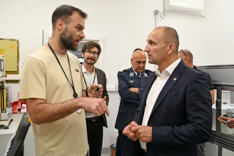 Potpredsjednik Vlade Republike Hrvatske i ministar obrane Ivan Anušić posjetio je danas, 25. srpnja 2025. u Osijeku tvrtku Orqa koja razvija i proizvodi FPV dronove kojima Ministarstvo obrane oprema Hrvatsku vojsku.