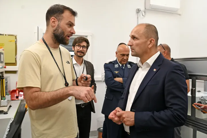 Potpredsjednik Vlade Republike Hrvatske i ministar obrane Ivan Anu&scaron;ić posjetio je danas, 25. srpnja 2025. u Osijeku tvrtku Orqa koja razvija i proizvodi FPV dronove kojima Ministarstvo obrane oprema Hrvatsku vojsku.