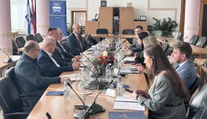 SLAVONSKI BRODProjekt "Brod 2", koji obuhvaća izgradnju i modernizaciju vodovodne infrastrukture na području Slavonskog Broda i osam okolnih općina, bio je središnja tema sastanka s ministricom Marijom Vučković održanog u ponedjeljak u Županijskoj upravi.studeni 2025.