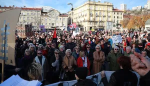 Rijeka,30.11.2025.- U organizaciji Inicijative Ujedinjeni protiv fa?izma odr?ali su prosvjedni mar? u Rijecina ruti Jadranski trg - Korzo - Spomenik oslobo?enja.