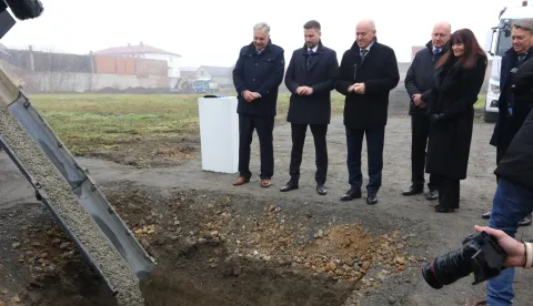 Osijek, 01. 12. 2025, Plac na uglu Dunavske i Vinkovačke. Ministar Branko Bačić položio kamen temeljac za POS-ove na Vinkovačkoj. Dragan Hristov, Ivan Radić i Branko Bačić, Josip Miletić i Nataša Tramišak.snimio GOJKO M