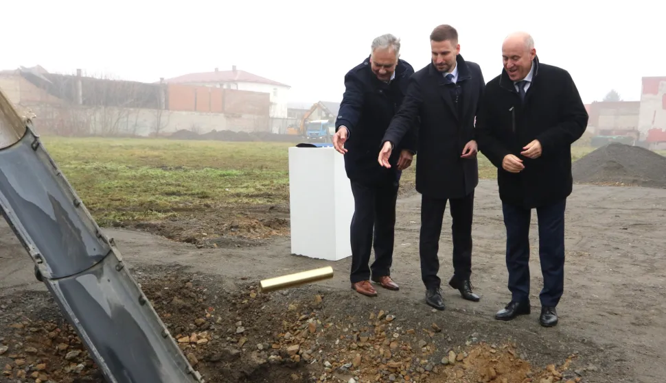 Osijek, 01. 12. 2025, Plac na uglu Dunavske i Vinkovačke. Ministar Branko Bačić položio kamen temeljac za POS-ove na Vinkovačkoj. Dragan Hristov, Ivan Radić i Branko Bačićsnimio GOJKO M